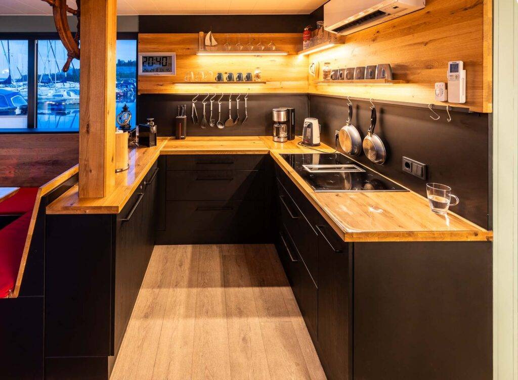 Moderne Einrichtung auf dem Hausboot Albatros