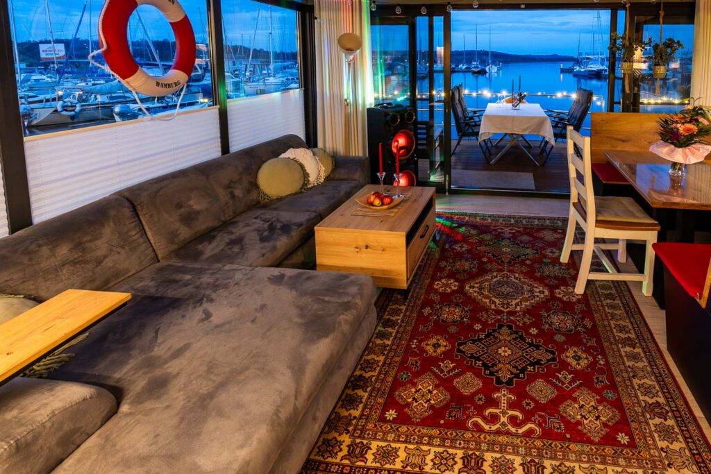 Wohnbereich im Hausboot Albatros