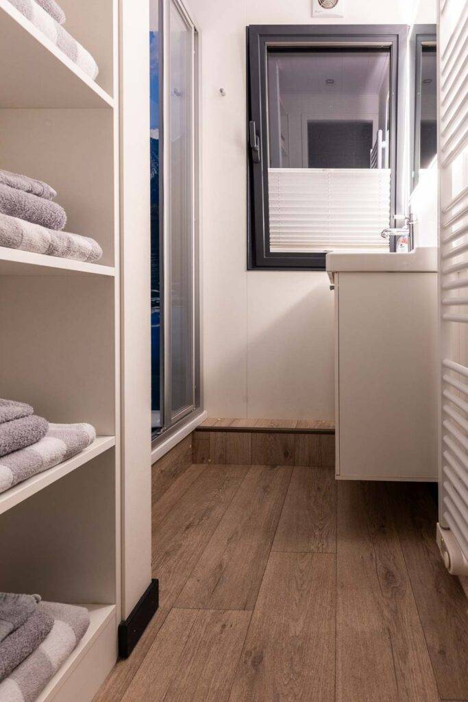 Bad mit Dusche im Hausboot Albatros